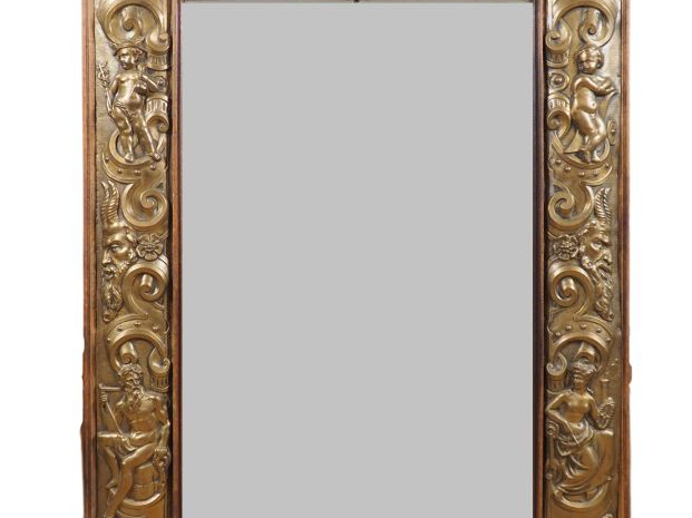 Glace de style Louis XIV, cadre en laiton repoussé à décor de personna