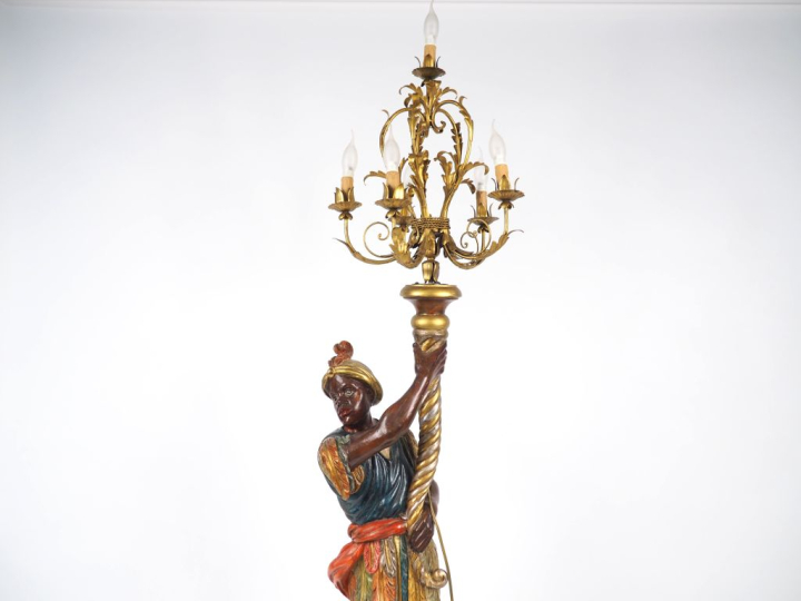 Jeune maure porte torchère en bois polychrome et tôle dorée, éclairant