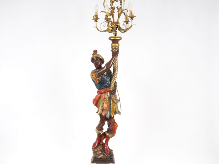 Jeune maure porte torchère en bois polychrome et tôle dorée, éclairant