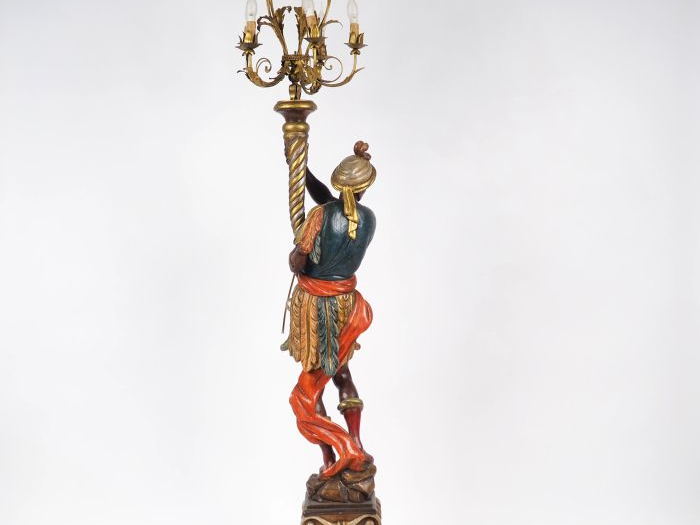 Jeune maure porte torchère en bois polychrome et tôle dorée, éclairant