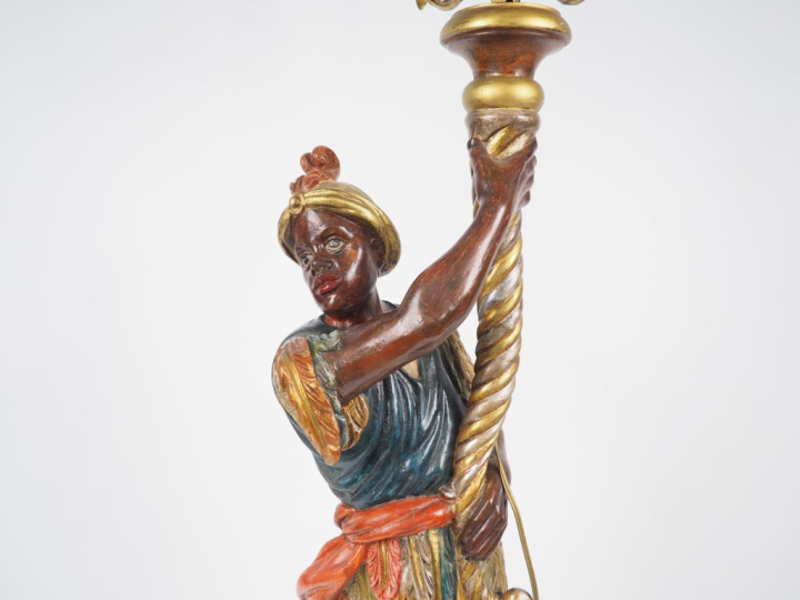 Jeune maure porte torchère en bois polychrome et tôle dorée, éclairant