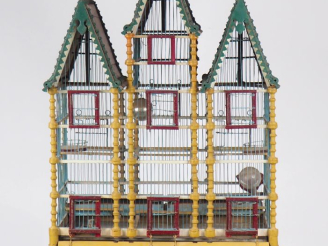 Vente aux enchères Cage à oiseaux XIXème en bois et fer polychrome sur son trépied présen