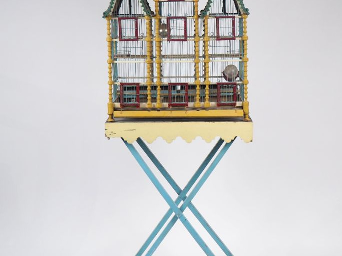 Cage à oiseaux XIXème en bois et fer polychrome sur son trépied présen