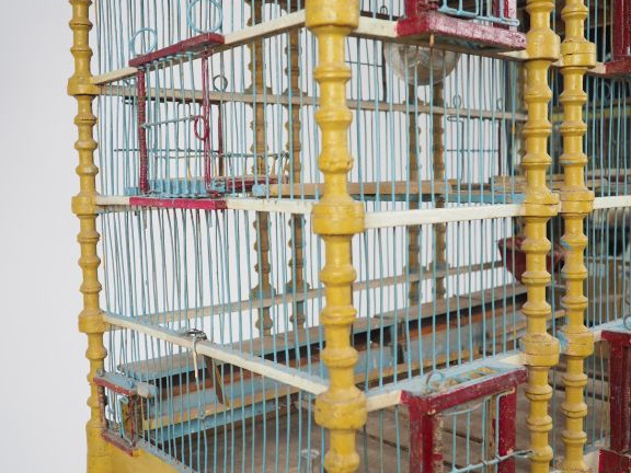 Cage à oiseaux XIXème en bois et fer polychrome sur son trépied présen
