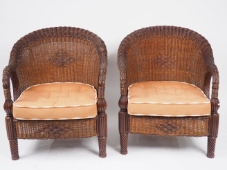 Vente aux enchères Paire de fauteuils coloniaux en acajou et rotin.