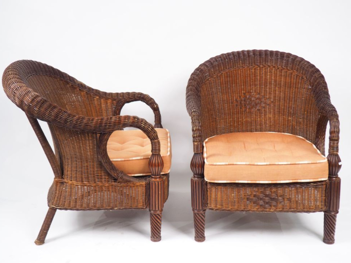 Paire de fauteuils coloniaux en acajou et rotin.