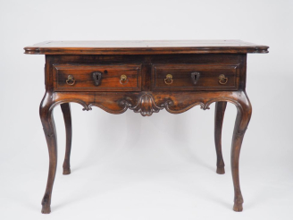 Vente aux enchères Console XVIIIème en bois exotique massif ouvrant à deux tiroirs, ceint