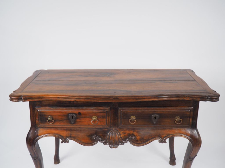 Console XVIIIème en bois exotique massif ouvrant à deux tiroirs, ceint
