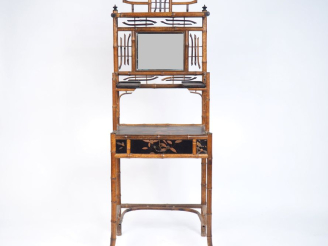 Vente aux enchères Bonheur du jour Napoléon III de style Extreme Orient en bambou et laqu