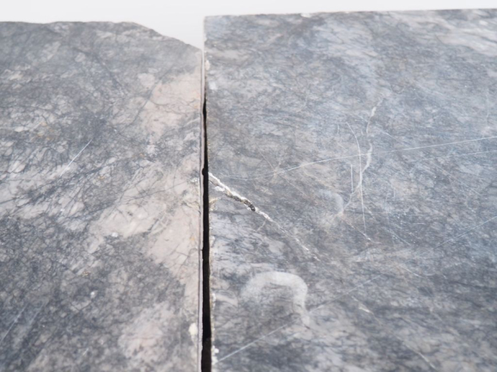 Paire d'encoignures début XIXème de style Louis XVI en merisier, ouvra