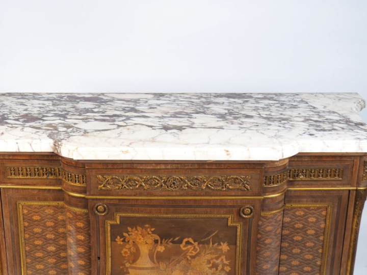 Superbe commode de style Louis XVI en marqueterie, à décor de nature m