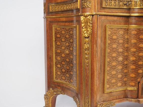 Superbe commode de style Louis XVI en marqueterie, à décor de nature m