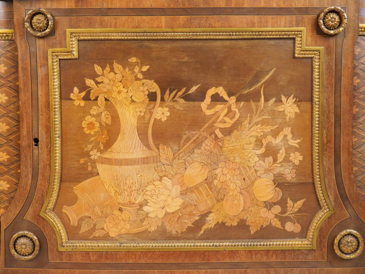 Superbe commode de style Louis XVI en marqueterie, à décor de nature m