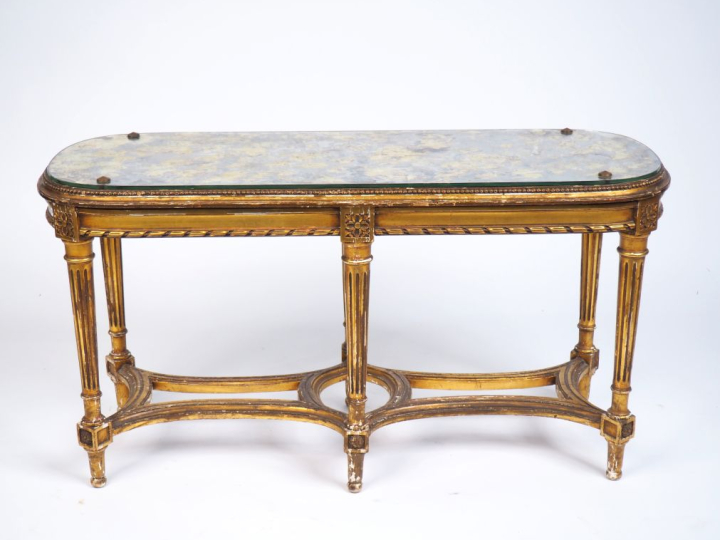 Table basse de style Louis XVI en bois doré, à décor de fleurs et de c