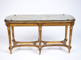 Vente aux enchères Table basse de style Louis XVI en bois doré, à décor de fleurs et de c