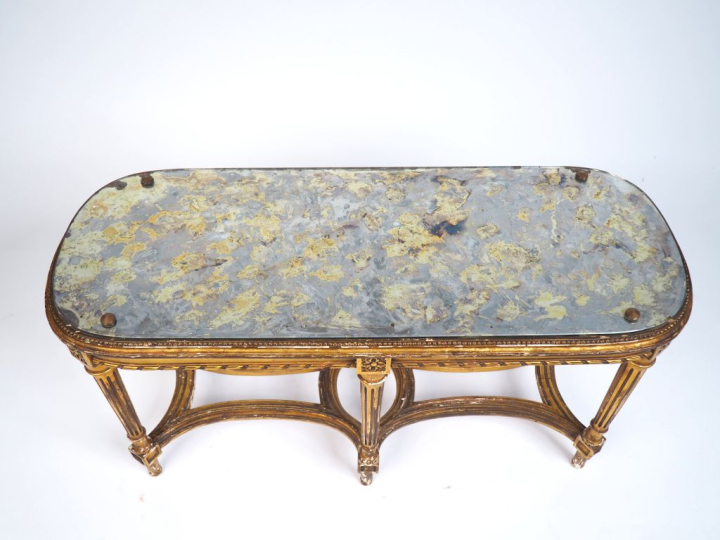 Table basse de style Louis XVI en bois doré, à décor de fleurs et de c
