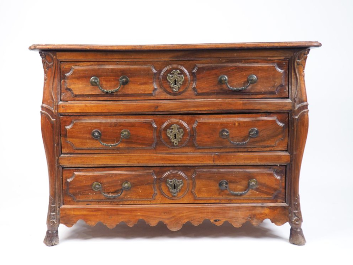 Commode Régence en noyer mouluré, ouvrant à trois tiroirs sur trois ra