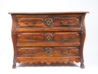 Vente aux enchères Commode Régence en noyer mouluré, ouvrant à trois tiroirs sur trois ra