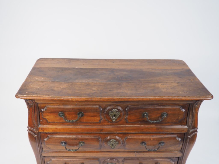 Commode Régence en noyer mouluré, ouvrant à trois tiroirs sur trois ra