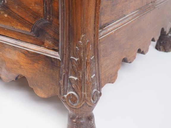 Commode Régence en noyer mouluré, ouvrant à trois tiroirs sur trois ra