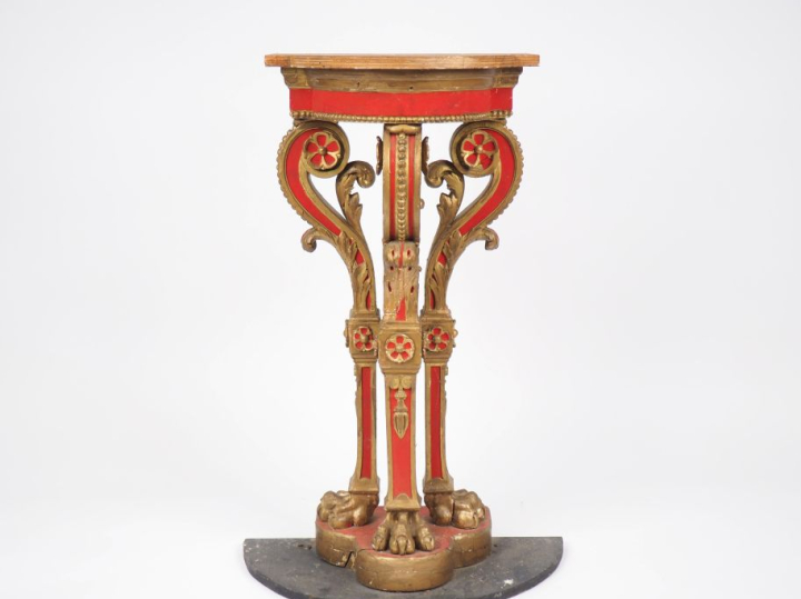 Sellette XIXème en bois sculpté, laqué corail et doré, piétement tripo