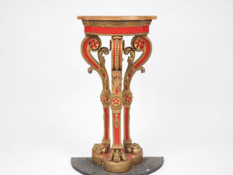 Vente aux enchères Sellette XIXème en bois sculpté, laqué corail et doré, piétement tripo