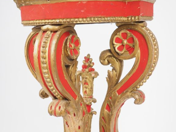 Sellette XIXème en bois sculpté, laqué corail et doré, piétement tripo