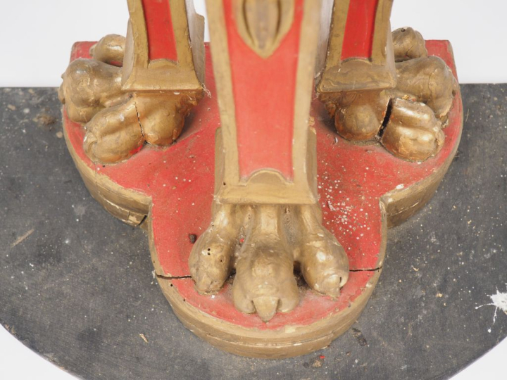 Sellette XIXème en bois sculpté, laqué corail et doré, piétement tripo