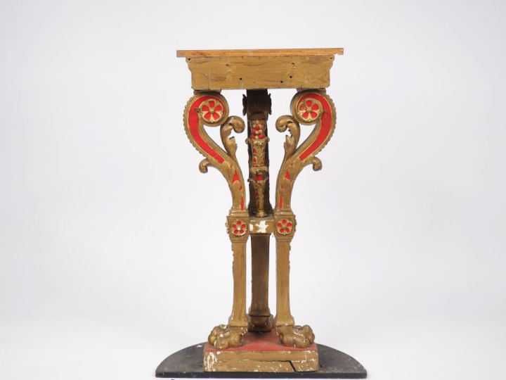 Sellette XIXème en bois sculpté, laqué corail et doré, piétement tripo