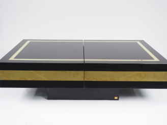 Vente aux enchères MAHEY.  Table basse formant bar, 1970, en laque noire et laiton.  Dim 