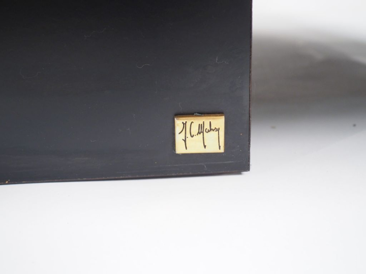 MAHEY.  Table basse formant bar, 1970, en laque noire et laiton.  Dim 