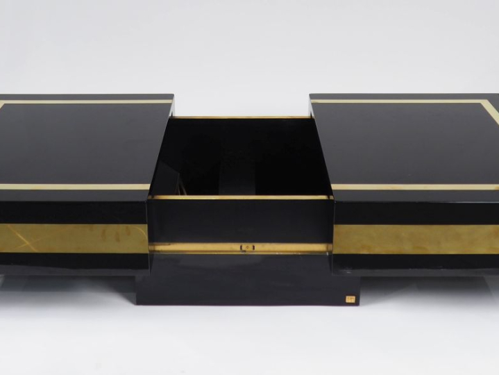 MAHEY.  Table basse formant bar, 1970, en laque noire et laiton.  Dim 