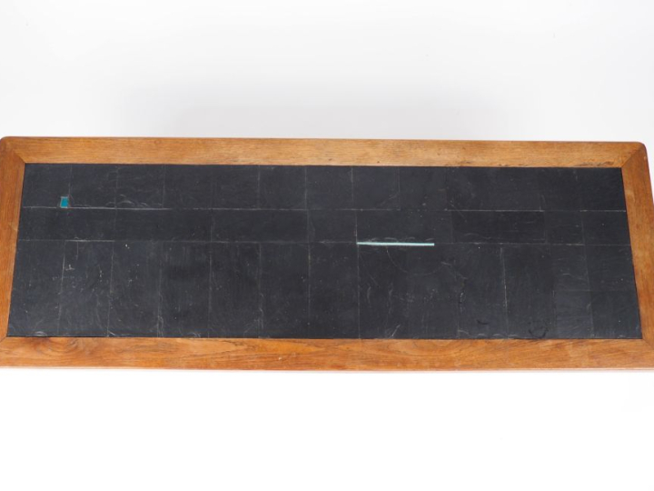 Table basse 1970 en ardoise et deux inclusions d'émail, bord du platea