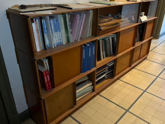 Vente aux enchères OSCAR.  Meuble de rangement à compartiments. (A remonter)