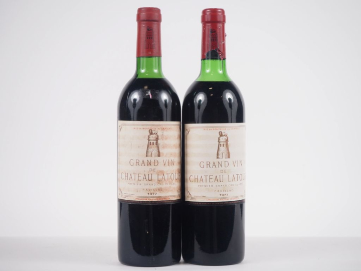 2 BOUTEILLES CHÂTEAU LATOUR 1er GCC PAUILLAC - 1977 - 1 LB-HEP/1 HEP/E