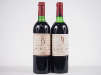 Vente aux enchères 2 BOUTEILLES CHÂTEAU LATOUR 1er GCC PAUILLAC - 1977 - 1 LB-HEP/1 HEP/E
