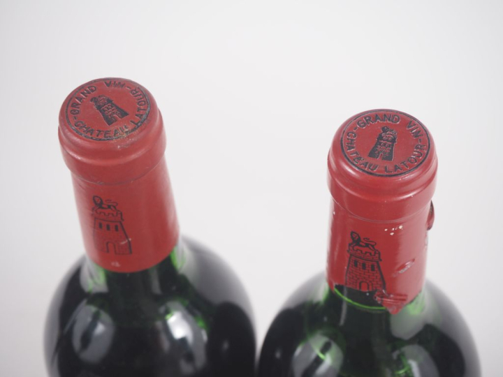 2 BOUTEILLES CHÂTEAU LATOUR 1er GCC PAUILLAC - 1977 - 1 LB-HEP/1 HEP/E
