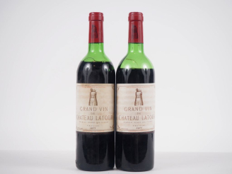 Vente aux enchères 2 BOUTEILLES CHÂTEAU LATOUR 1er GCC PAUILLAC - 1977 - 1 MEP-BEP /1 VID