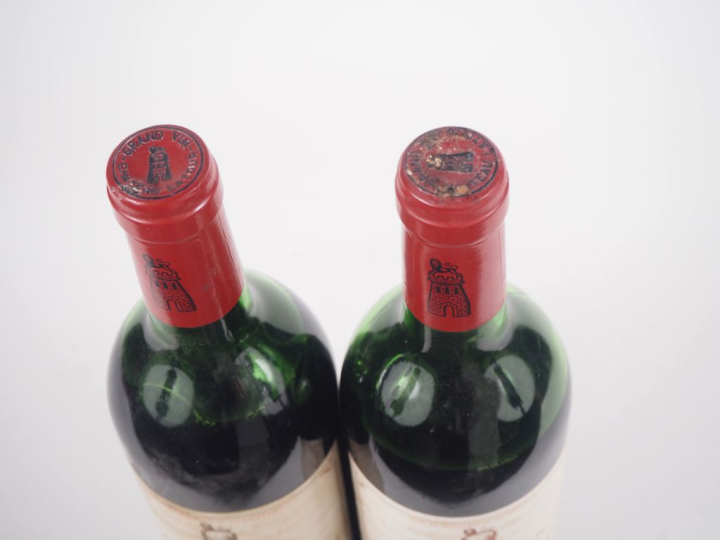 2 BOUTEILLES CHÂTEAU LATOUR 1er GCC PAUILLAC - 1977 - 1 MEP-BEP /1 VID