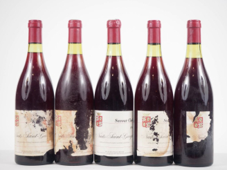 Vente aux enchères 5 BOUTEILLES NUITS ST GEORGES SAVOUR CLUB - 1976 - 1,7 CM à 2,7 CM/3 P