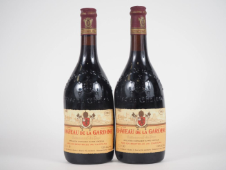 Vente aux enchères 2 BOUTEILLES CHÂTEAUNEUF DU PAPE CHÂTEAU DE LA GARDINE - 1985  