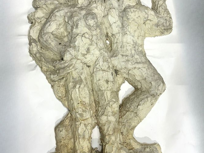 Sculpture en platre ou ciment patiné et platré "personnages" Dim. 80 x