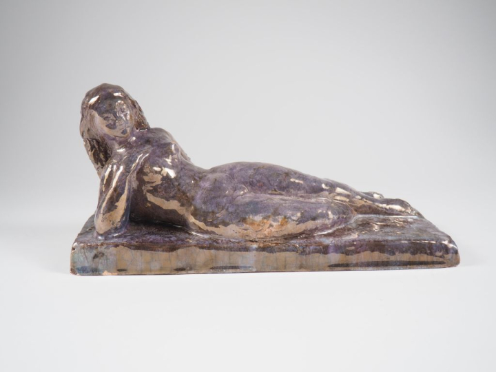 Henri Paul REY.  "jeune fille nue allongée" Sculpture en terre cuite i
