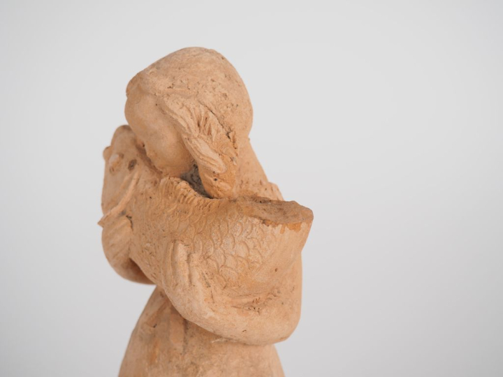 Henri Paul REY.  "jeune fille au poisson" Sculpture en terre cuite  Si