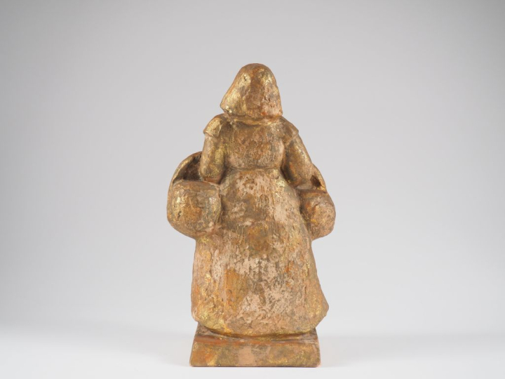 Henri Paul REY.  "paysanne au panier" Sculpture en terre cuite à patin