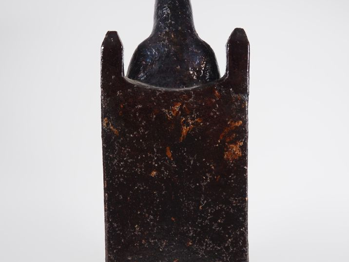 Henri Paul REY.  "Vierge à l'enfant sur un trône" Sculpture en terre c