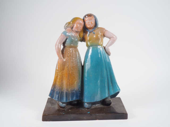 Henri Paul REY.  "les deux jeunes paysannes" Sculpture en terre veniss