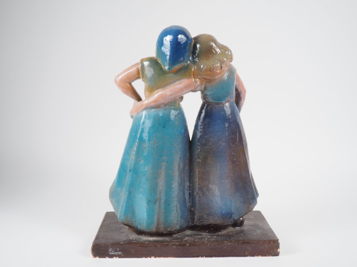 Henri Paul REY.  "les deux jeunes paysannes" Sculpture en terre veniss