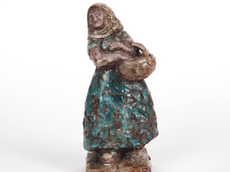 Vente aux enchères Henri Paul REY.  "jeune fille au panier" Sculpture en terre cuite vern