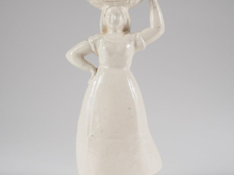 Vente aux enchères Henri Paul REY.  "jeune fille au panier de fruits" Sculpture en terre 